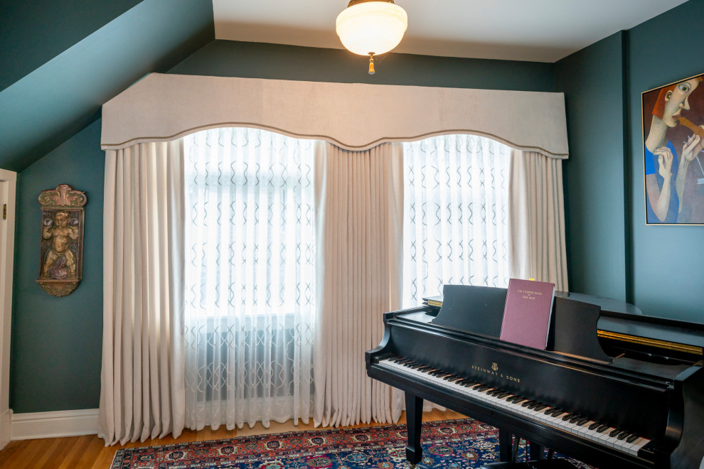 Exemple d'une salle de séjour chic de taille moyenne et fermée avec une salle de musique, un mur vert, parquet clair et un sol marron.