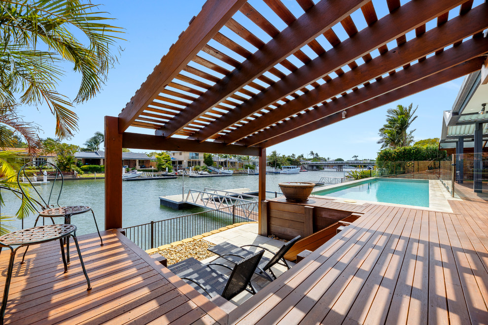 This is an example of a beach style deck in Gold Coast - Tweed.