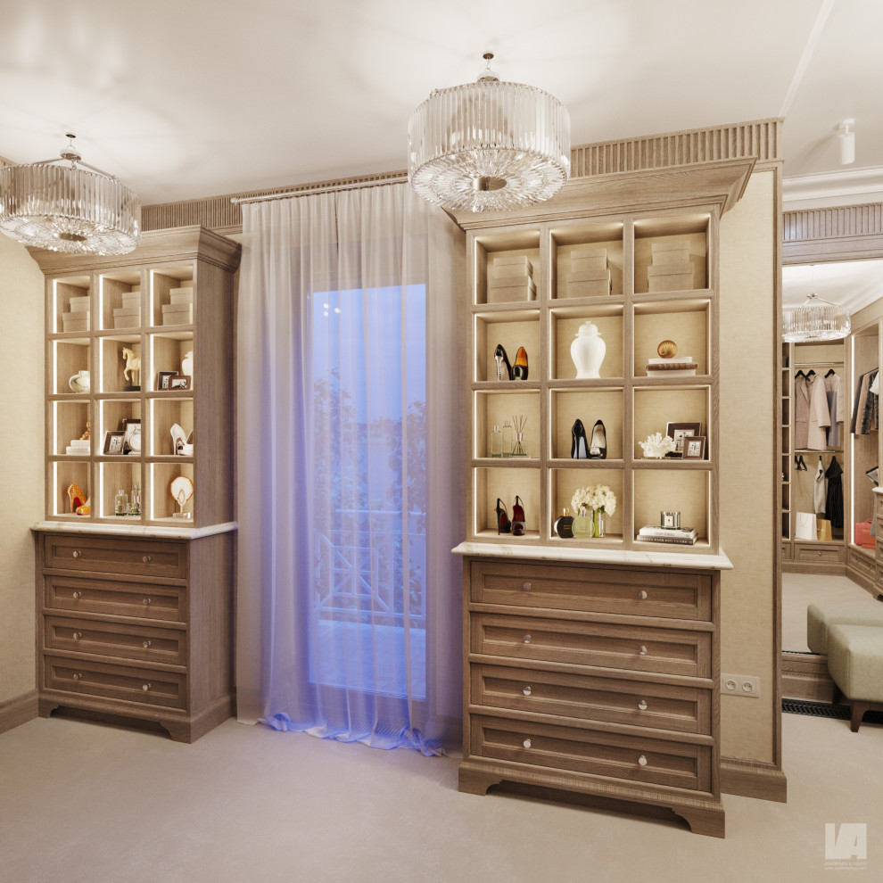 Diseño de armario vestidor unisex clásico grande con armarios con paneles empotrados, puertas de armario de madera oscura, moqueta y suelo beige