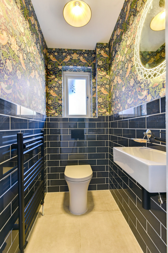 Exempel på ett litet eklektiskt toalett, med en vägghängd toalettstol, blå kakel, keramikplattor, flerfärgade väggar, klinkergolv i porslin, ett väggmonterat handfat och grått golv