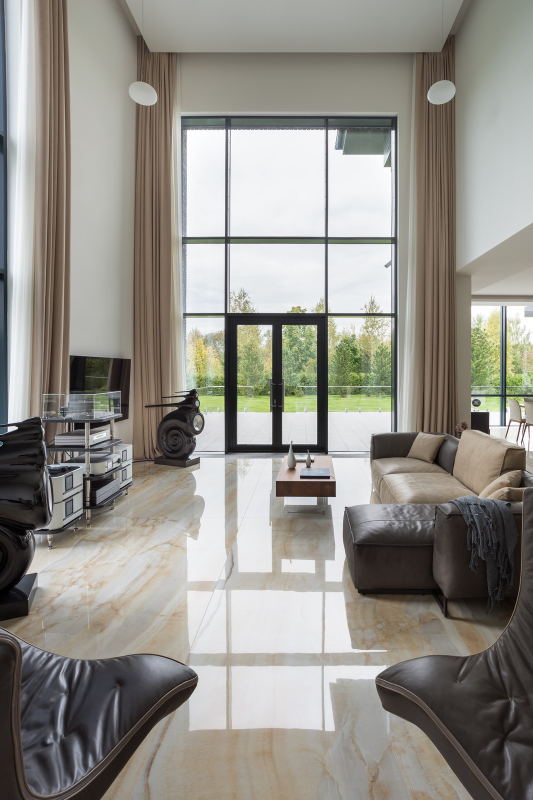 Второй свет в музыкальной комнате отыха с камином загородного дома (Монтевиль)