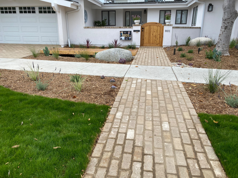 Design ideas for a large contemporary drought-tolerant and full sun front yard brick garden path in San Diego for summer.