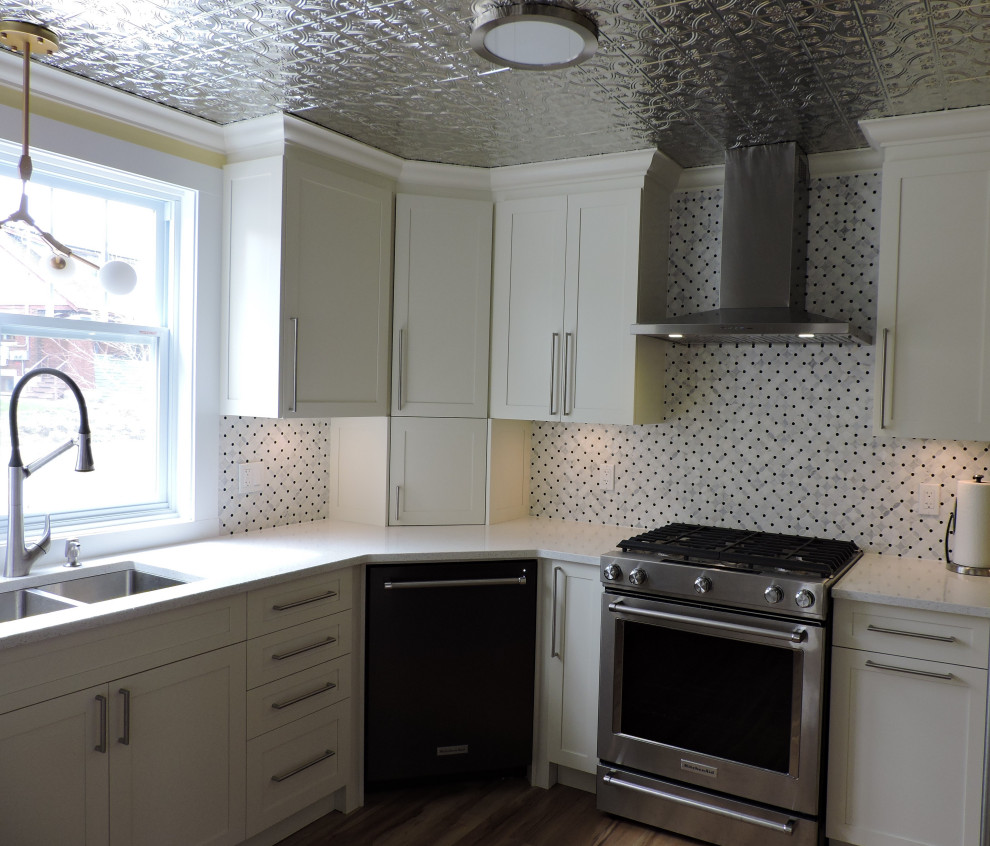 Example of a mid-sized transitional u-shaped eat-in kitchen design in Toronto with an undermount sink, shaker cabinets, white cabinets, quartzite countertops, multicolored backsplash, mosaic tile backsplash, a peninsula and white countertops