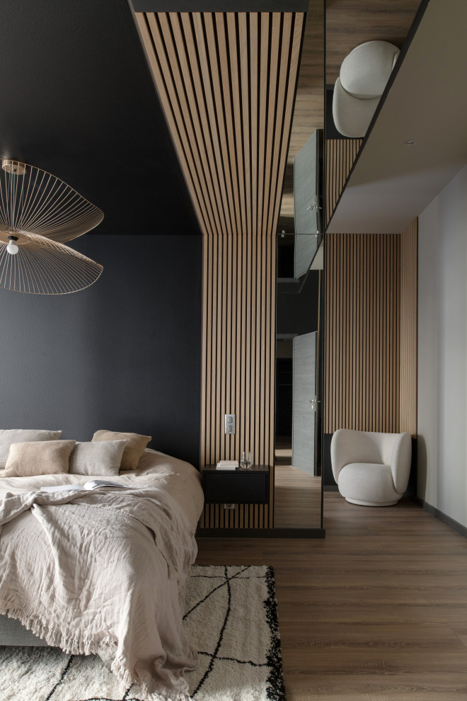 Immagine di una camera da letto chic con pavimento marrone