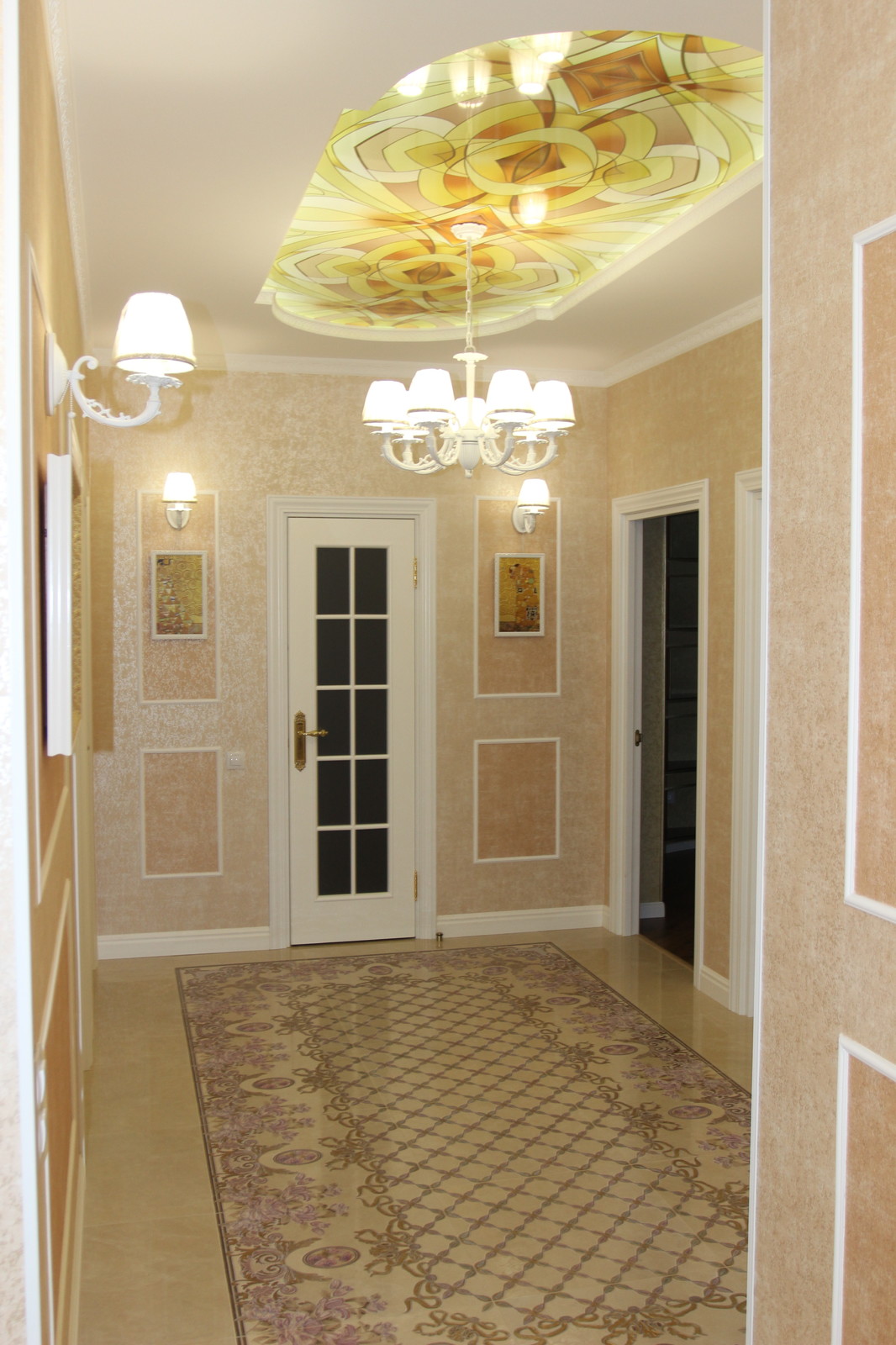 Холл с "витражом-фонарем"