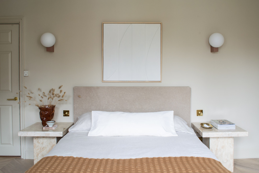 Aménagement d'une chambre contemporaine avec un mur blanc, un sol en bois brun et un sol marron.