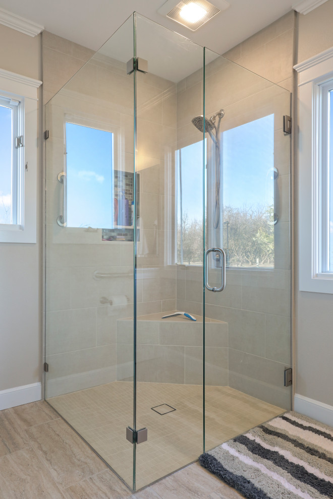 Inredning av ett modernt beige beige en-suite badrum, med vita skåp, en hörndusch, beige väggar, klinkergolv i keramik, ett undermonterad handfat, beiget golv och dusch med gångjärnsdörr