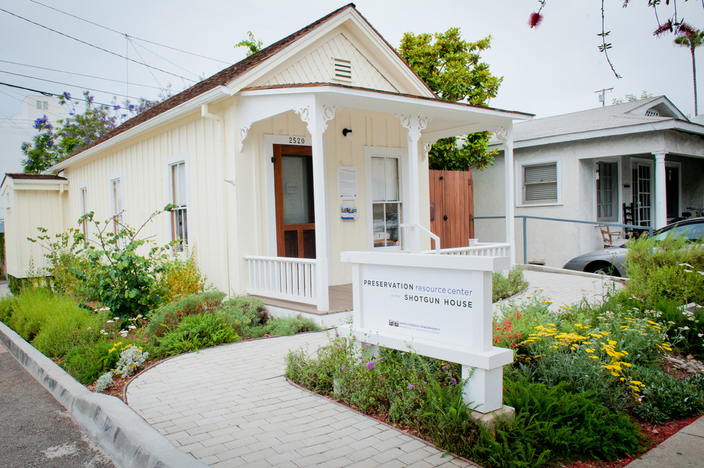 Design ideas for a small beach style drought-tolerant and partial sun backyard garden path in Los Angeles for spring.