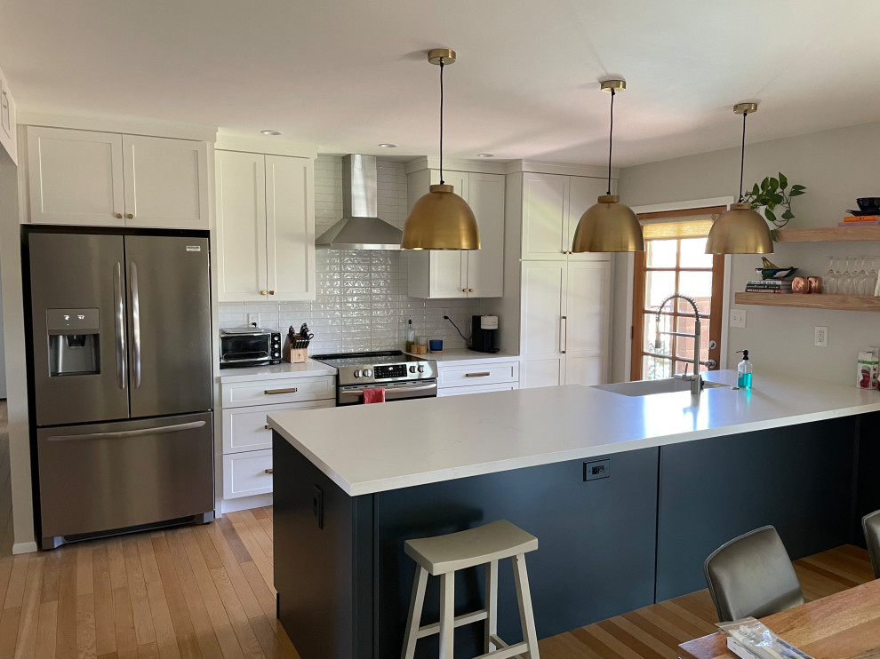 Example of a transitional kitchen design in Phoenix