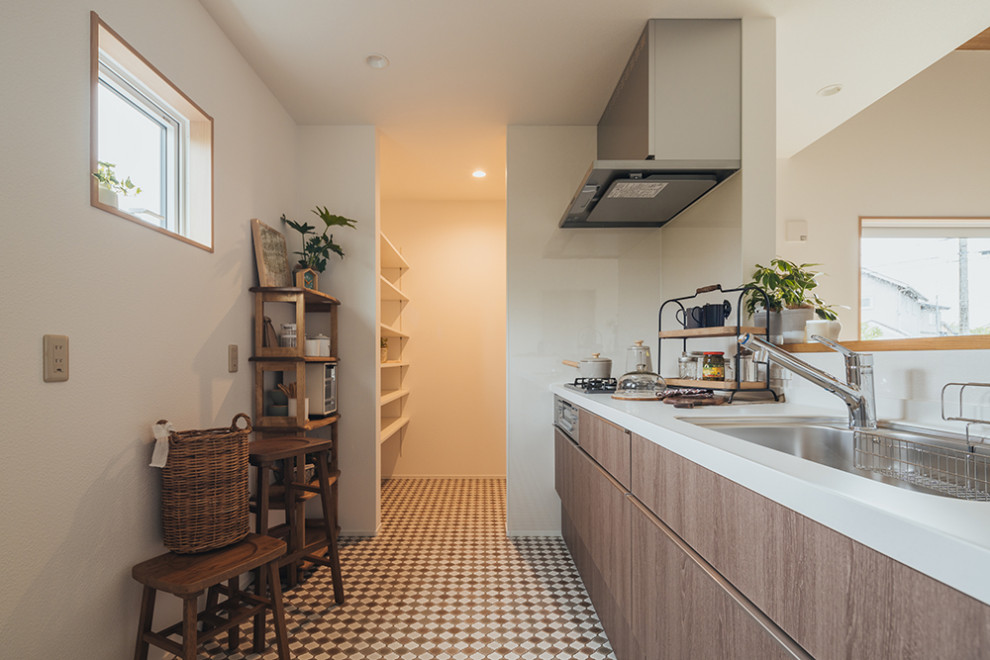 Immagine di una cucina di medie dimensioni con ante lisce, ante in legno bruno, paraspruzzi marrone, nessuna isola, pavimento verde, top beige e soffitto in carta da parati