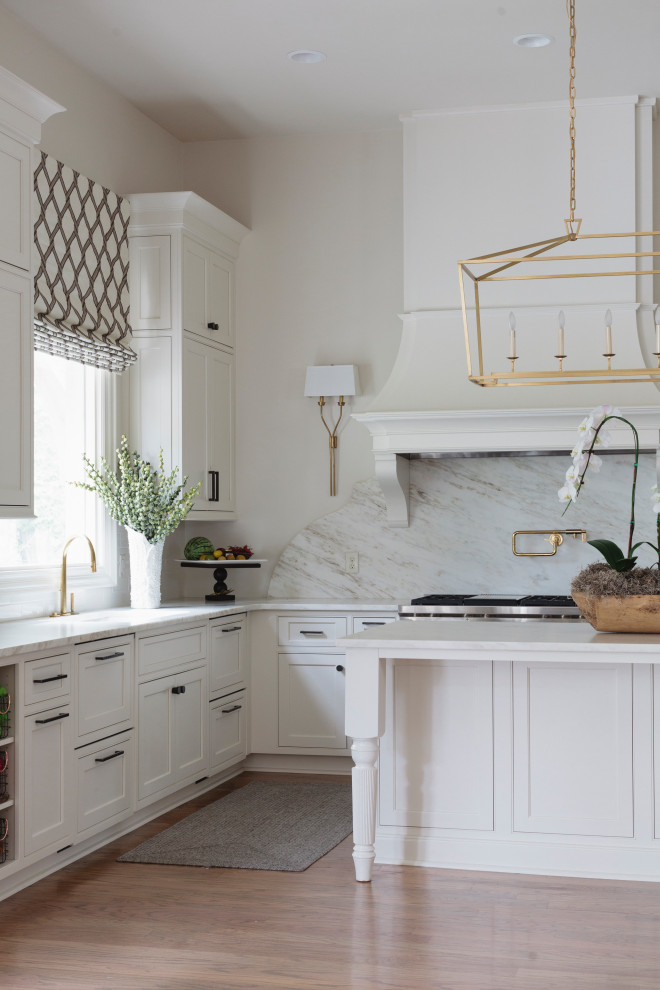 Inspiration för ett stort funkis vit vitt u-kök, med en dubbel diskho, luckor med infälld panel, vita skåp, integrerade vitvaror, målat trägolv och en köksö