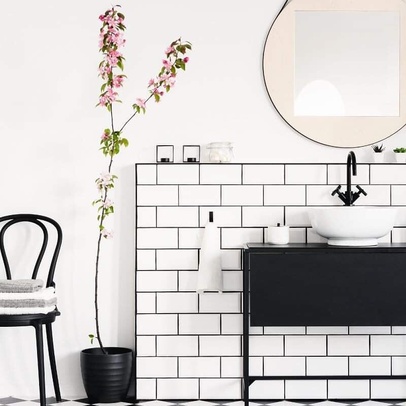 Idéer för att renovera ett mellanstort funkis badrum med dusch, med svarta skåp, vit kakel, keramikplattor, vita väggar, klinkergolv i keramik, ett integrerad handfat och svart golv