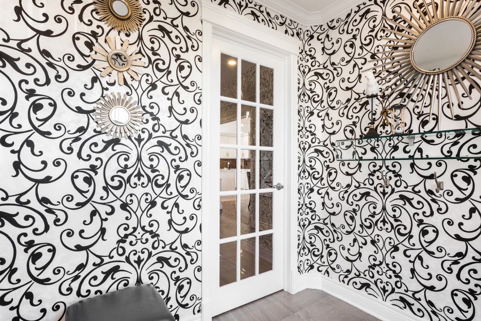 Immagine di un ingresso con vestibolo tradizionale di medie dimensioni con pareti bianche, pavimento in gres porcellanato, una porta a due ante, una porta grigia, pavimento grigio, soffitto a cassettoni e carta da parati