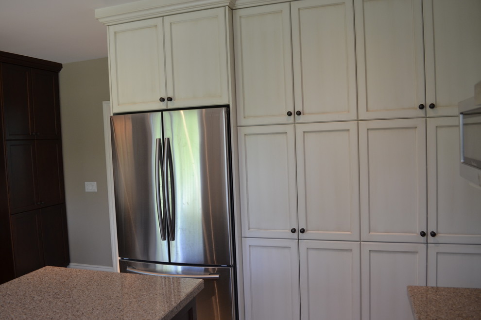 Home design - transitional home design idea in Toronto