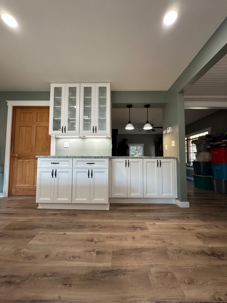 A brand new kitchen with USCD cabinetry, beautiful granite countertops and Cali 