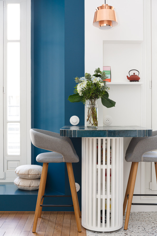 Стильный дизайн: маленькая угловая кухня-гостиная в современном стиле с одинарной мойкой, плоскими фасадами, синими фасадами, деревянной столешницей, синим фартуком, фартуком из керамической плитки, техникой под мебельный фасад, полом из терраццо, разноцветным полом и коричневой столешницей для на участке и в саду - последний тренд
