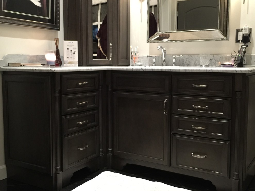 Inspiration for a transitional bathroom remodel in Chicago