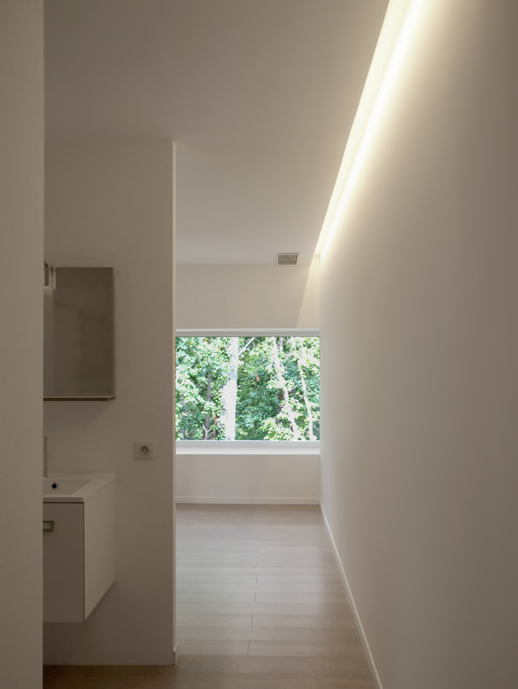 This is an example of a contemporary hallway in Toulouse.