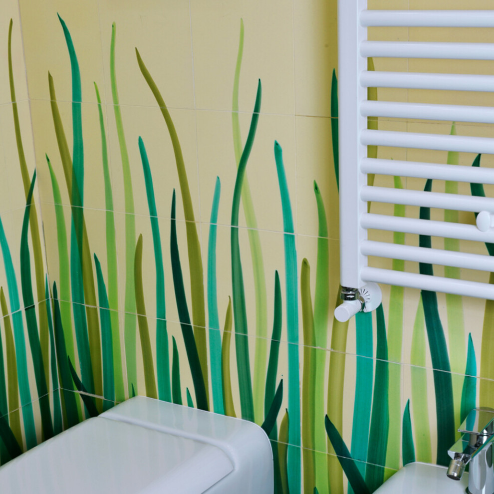 Пример оригинального дизайна: ванная комната в средиземноморском стиле с зеленой плиткой, керамической плиткой, белыми стенами и зеленым полом
