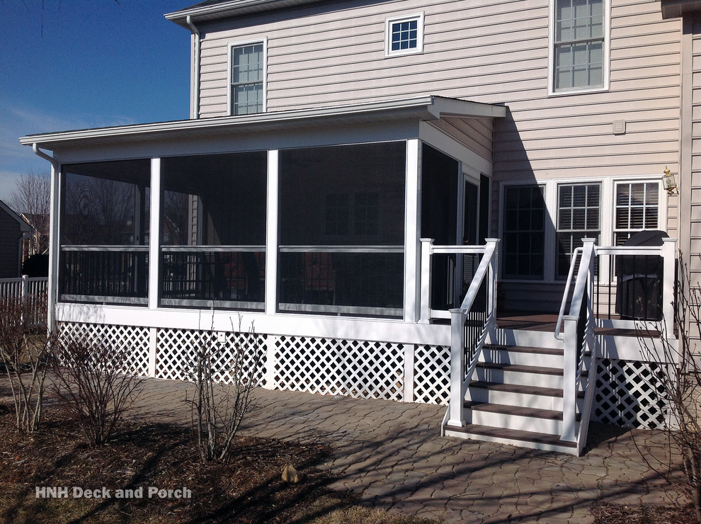 Design ideas for a traditional backyard screened-in verandah in Baltimore with decking.