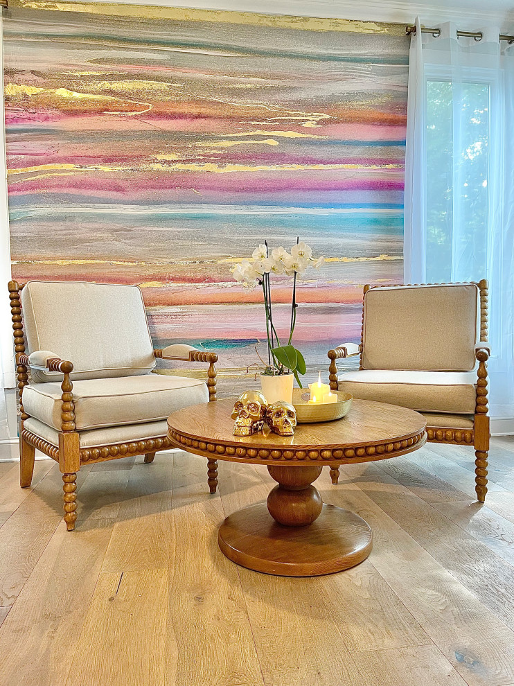 Idée de décoration pour un grand salon sud-ouest américain avec un mur multicolore, parquet clair, un sol beige et du papier peint.