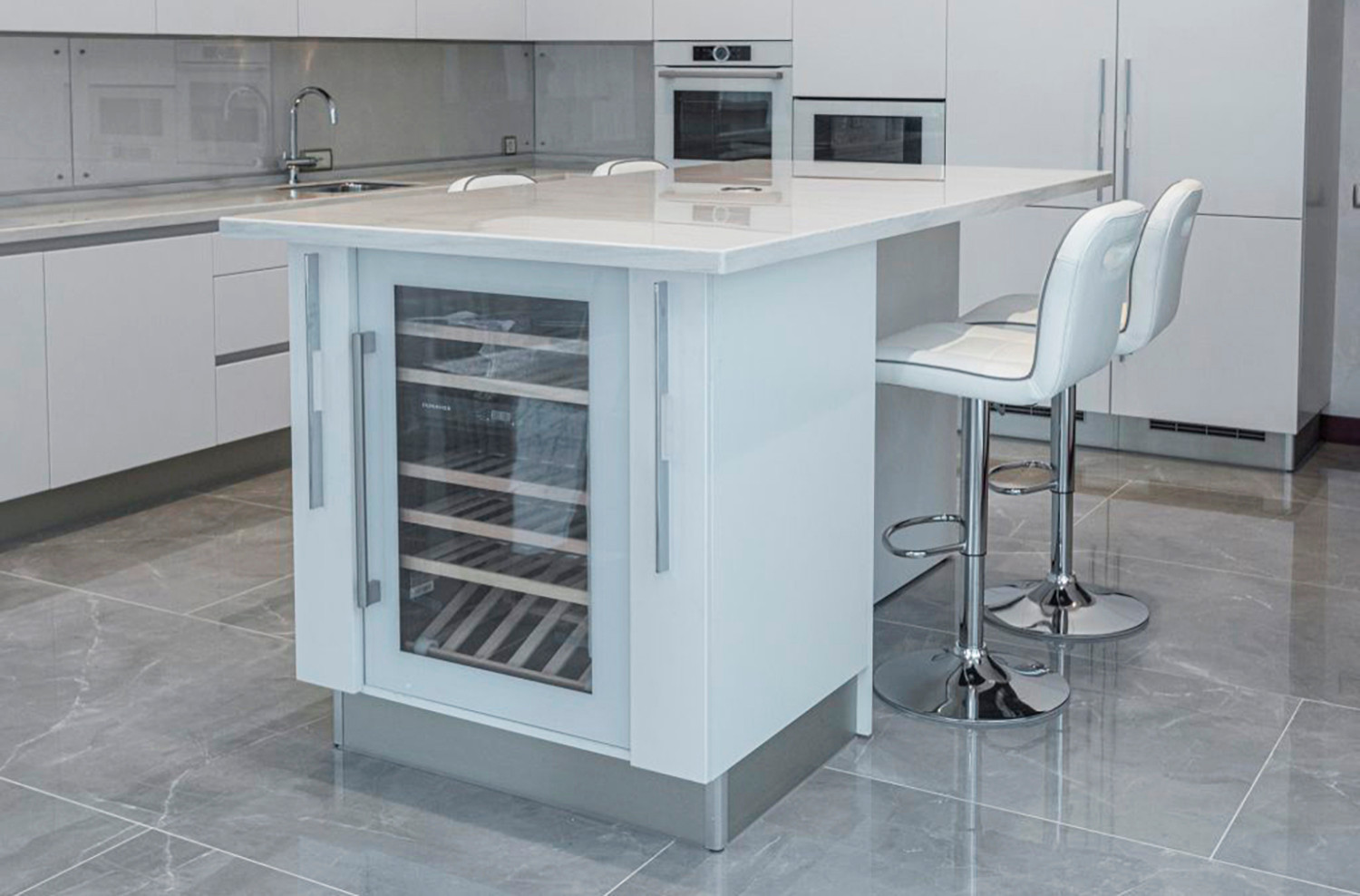 Белая кухня с белой столешницей