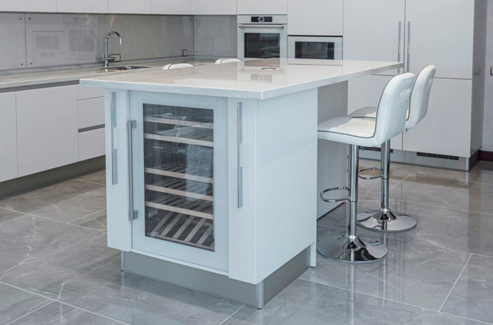 Белая кухня с белой столешницей