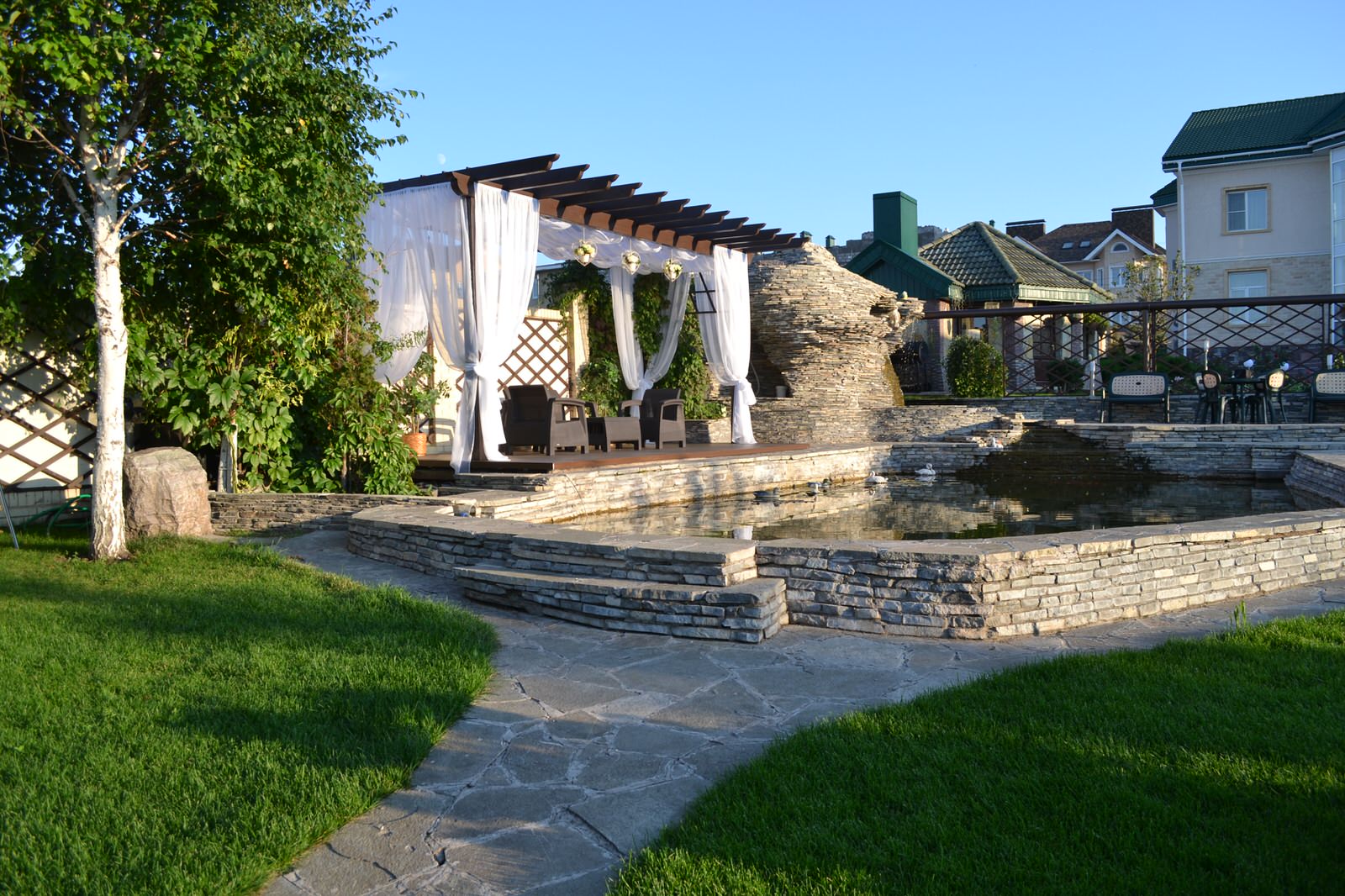 Терраса у пруда