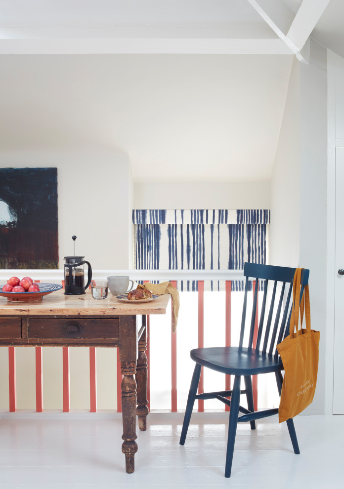 Свежая идея для дизайна: маленькая столовая в современном стиле с белыми стенами и деревянным полом для на участке и в саду - отличное фото интерьера