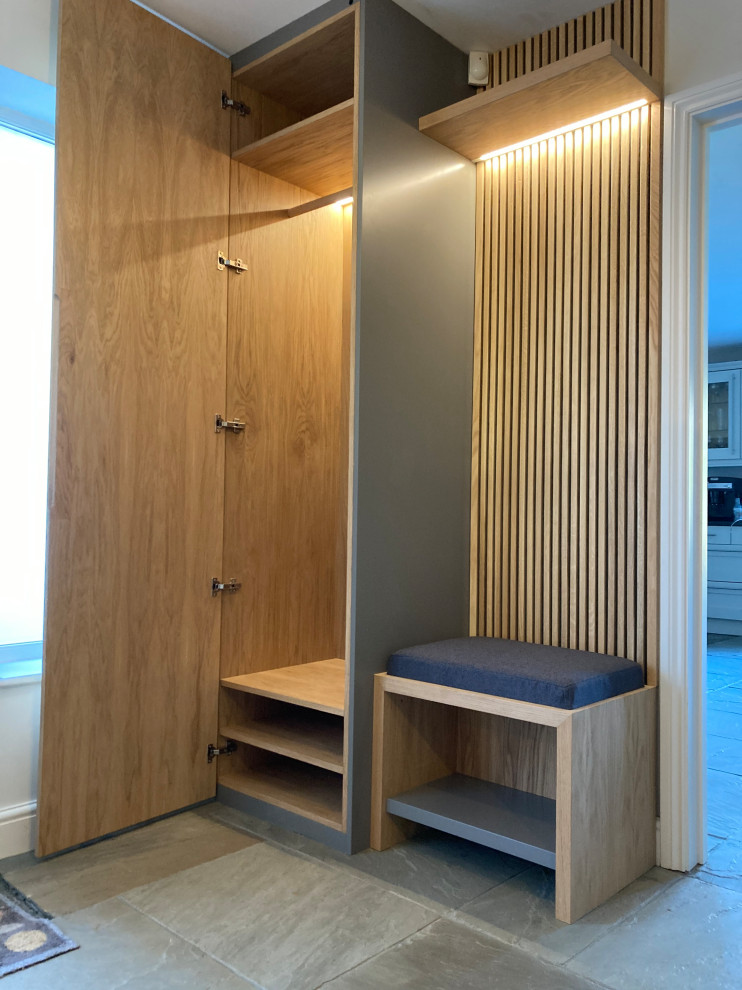 Idée de décoration pour une entrée minimaliste en bois de taille moyenne avec un couloir, un mur blanc et une porte simple.