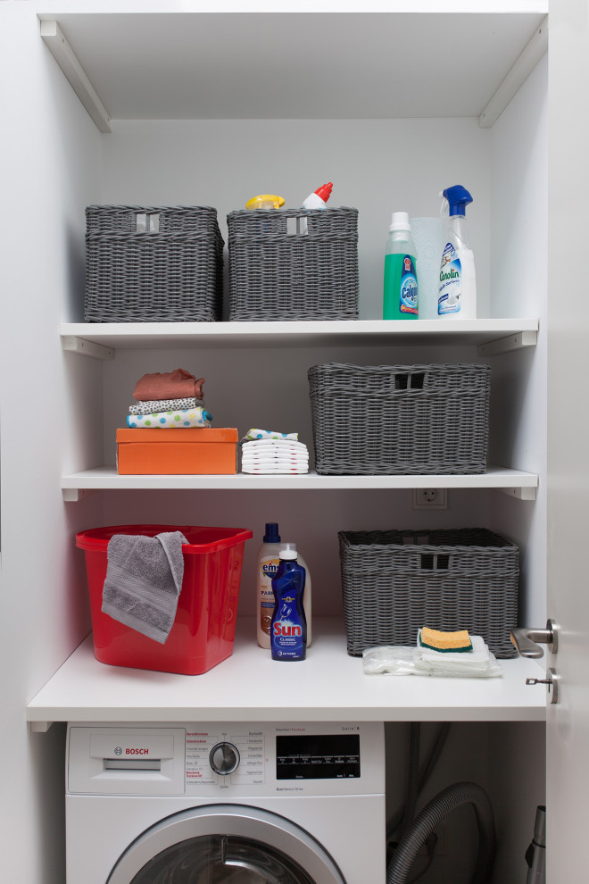 Kleines Stilmix Souterrain mit weißer Wandfarbe, hellem Holzboden und beigem Boden in Berlin