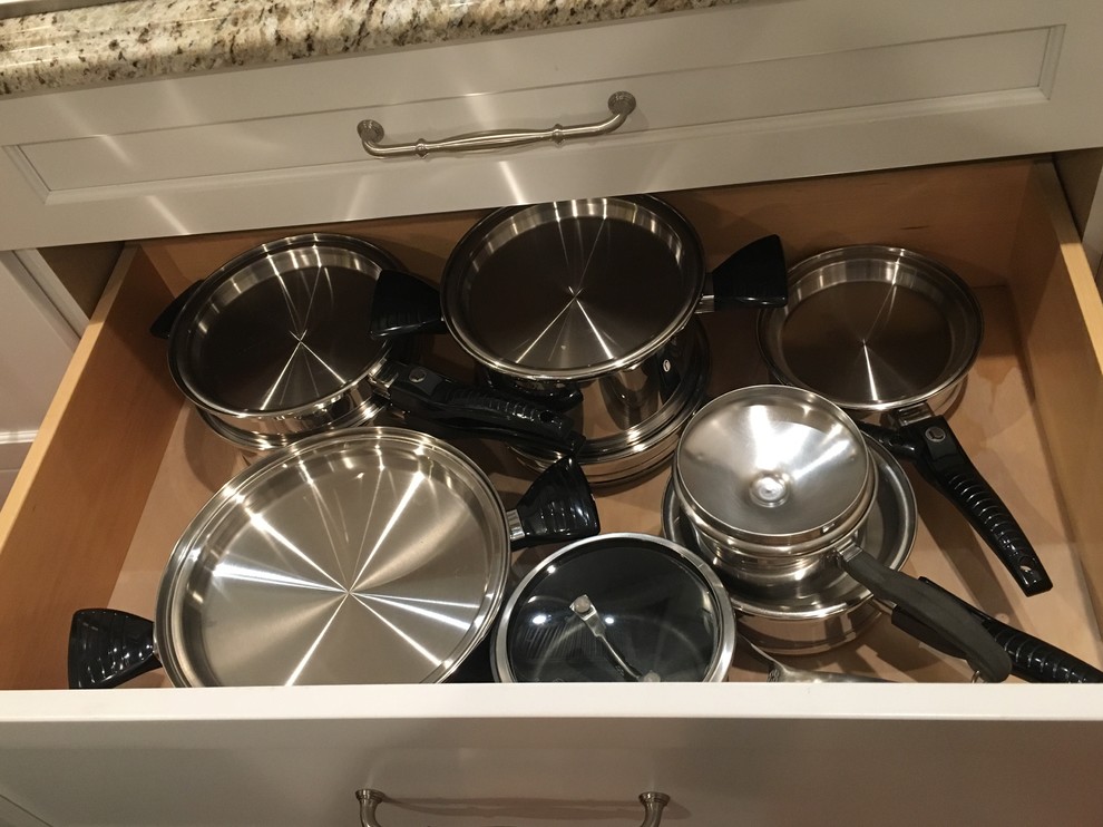 Example of a large transitional l-shaped medium tone wood floor and brown floor eat-in kitchen design with an undermount sink, shaker cabinets, white cabinets, granite countertops, beige backsplash, subway tile backsplash, stainless steel appliances, an island and beige countertops