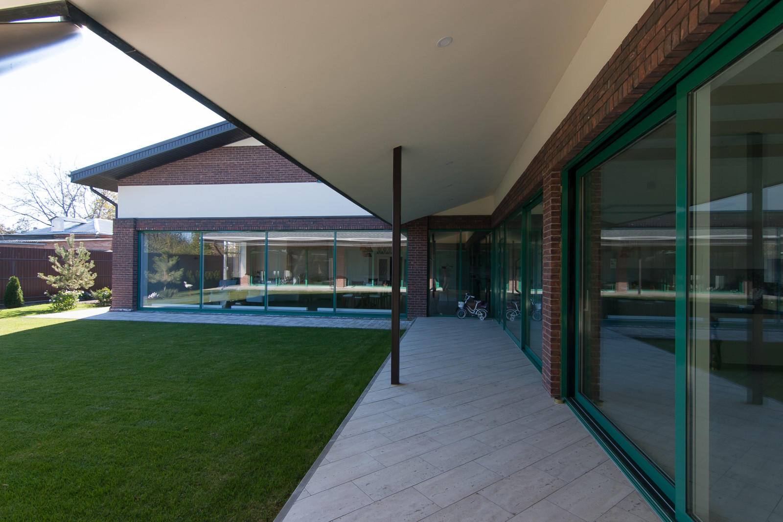 Одноэтажный жилой дом с бассейном и  SPA