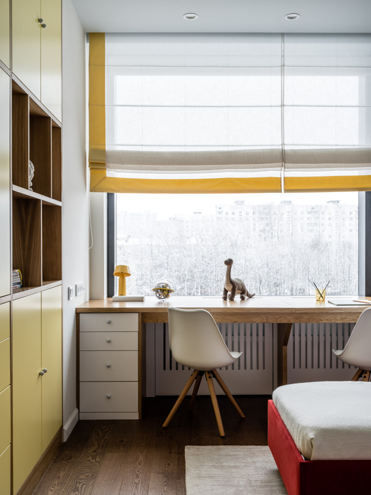 Aménagement d'une chambre de fille de 4 à 10 ans contemporaine de taille moyenne avec un bureau, un mur beige, un sol en bois brun, un sol marron, un plafond décaissé et du papier peint.
