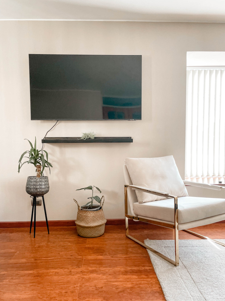 Foto di un grande soggiorno design con pareti beige, pavimento in laminato, TV a parete, pavimento marrone, carta da parati e tappeto