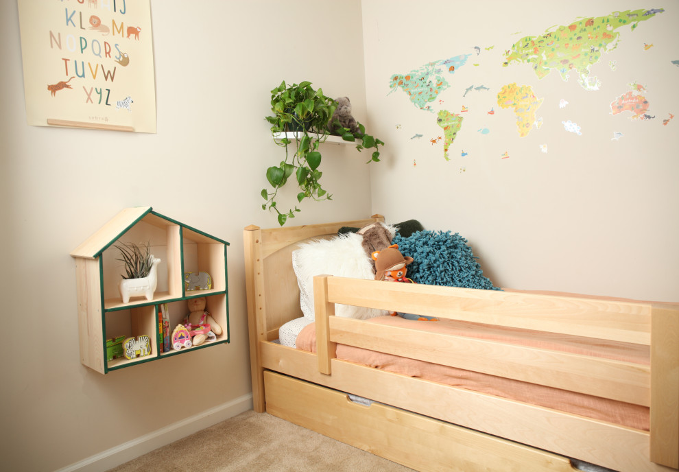 Immagine di una piccola cameretta per bambini da 1 a 3 anni industriale con pareti verdi