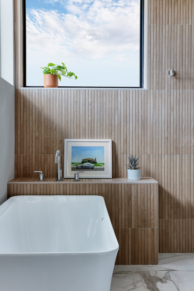 На фото: главная ванная комната среднего размера в стиле ретро с отдельно стоящей ванной, бежевой плиткой, керамогранитной плиткой, полом из керамогранита и разноцветным полом