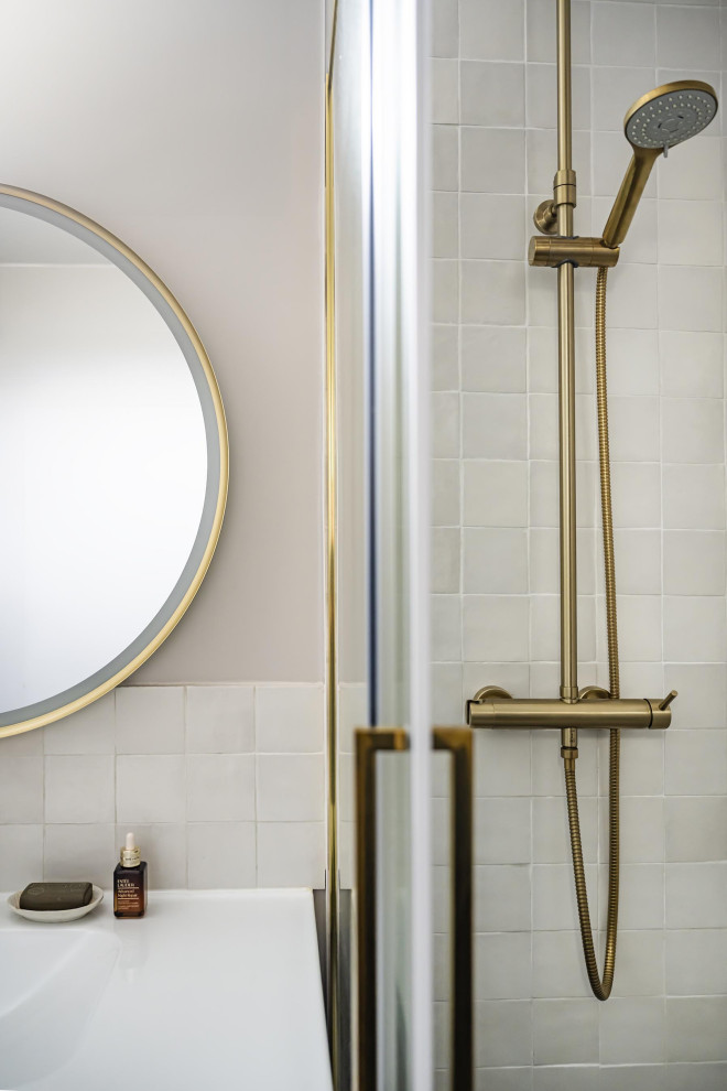 Exemple de salle de bain in bois brun With un placard à porte plane, WC séparés, un carrelage blanc, un mur beige, un plan vasque, une cabine de douche à porte coulissante, un plan de toilette blanc, meuble simple vasque and meuble-lavabo suspendu.
