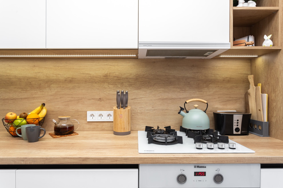 Кухня в современном стиле с витринами в Калининграде