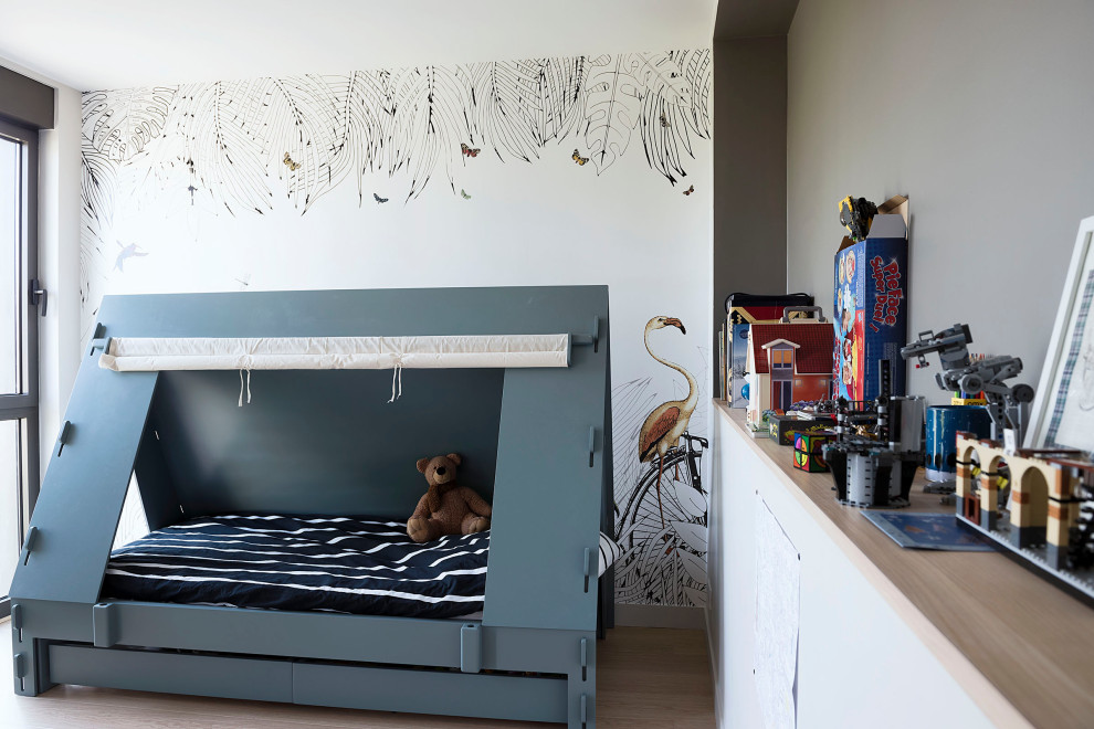 Design ideas for a mid-sized contemporary kids' bedroom for kids 4-10 years old and boys in Paris with light hardwood floors, beige floor and wallpaper.