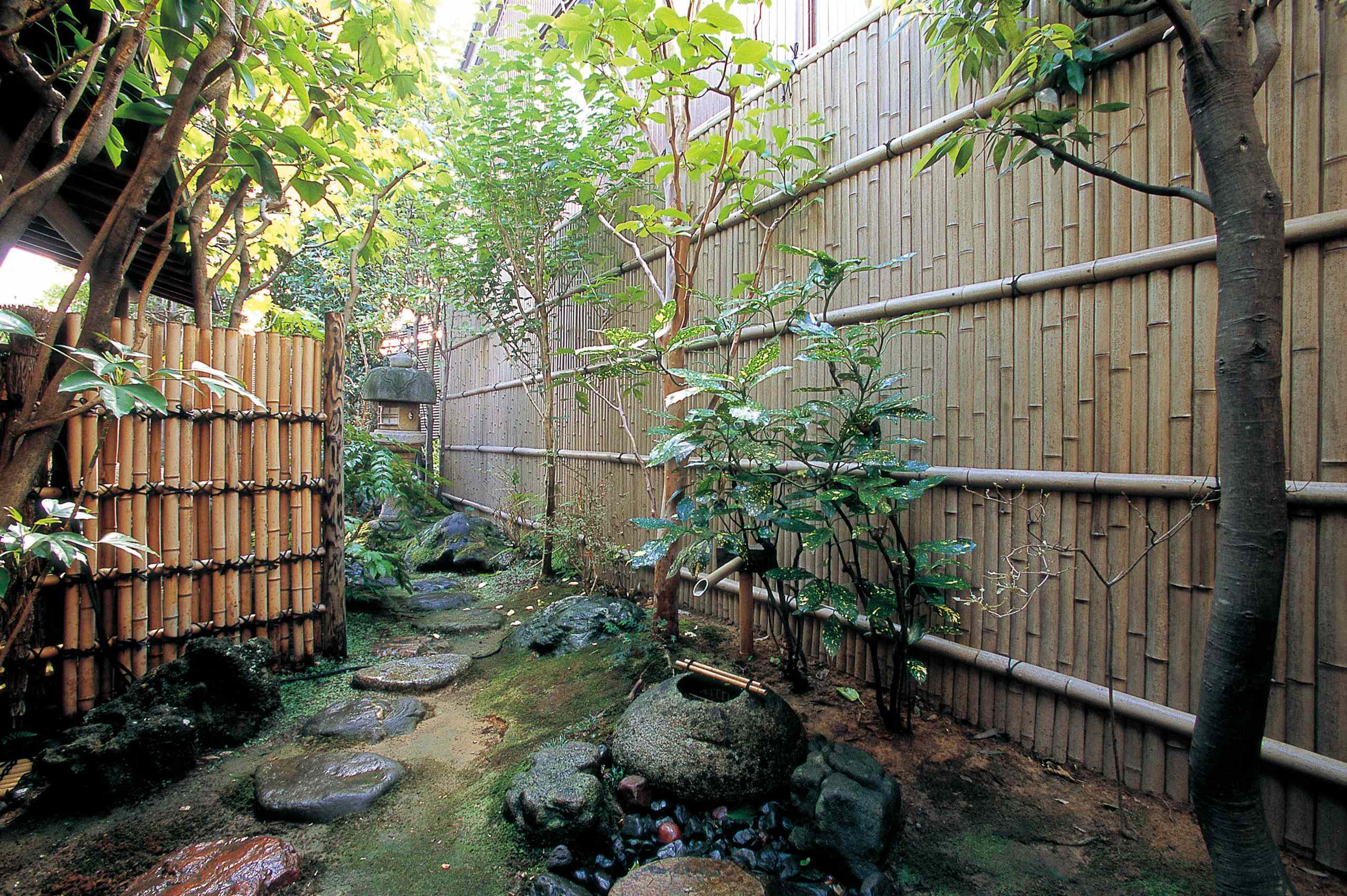 おしゃれな庭 (庭石) の画像 75選 - 2026 年 5月 | Houzz (ハウズ)