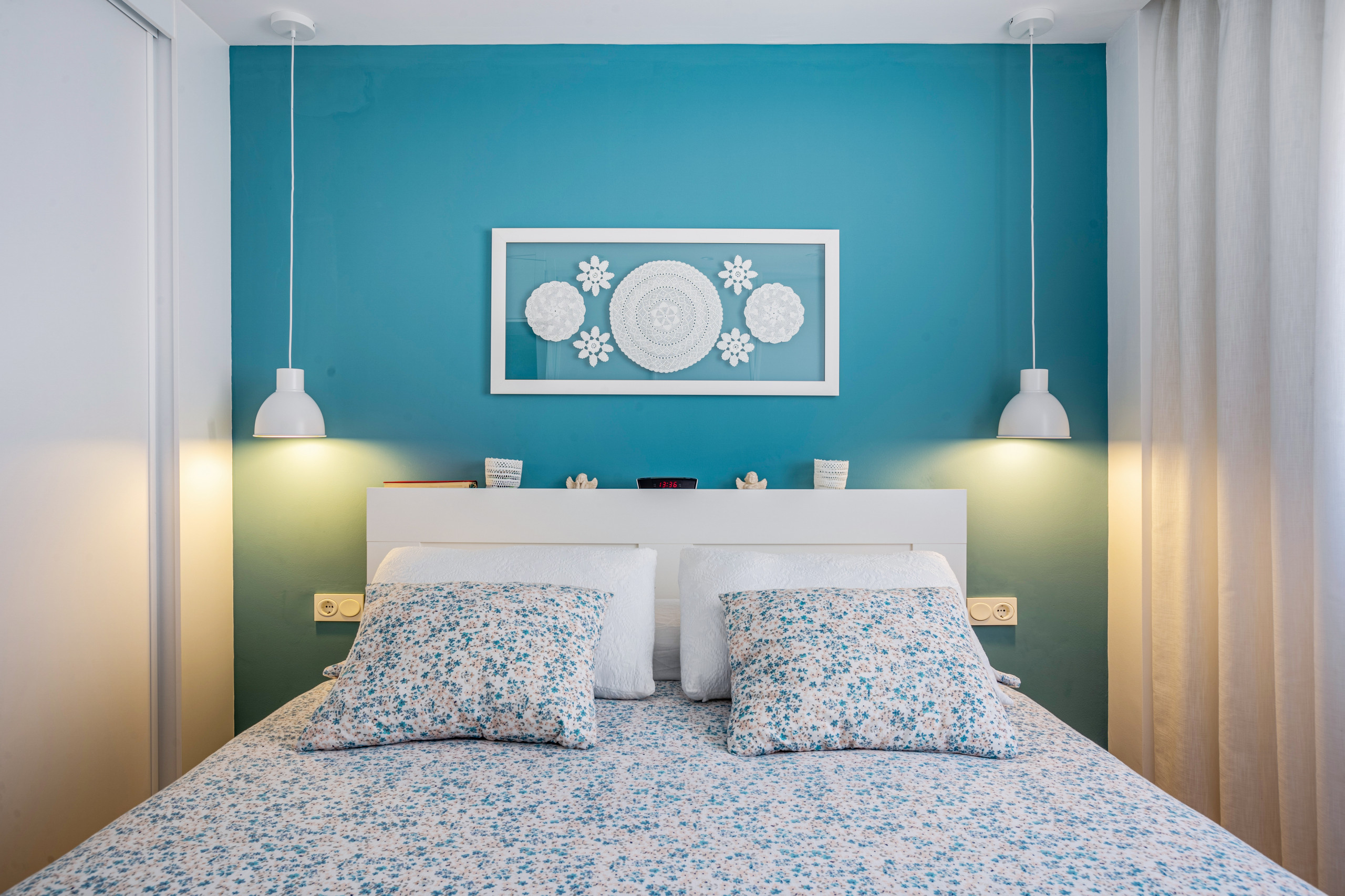 Dormitorio y vestidor con luminarias suspendidas