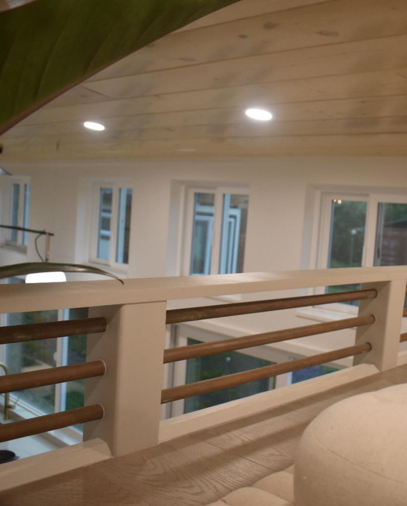 Kleines Modernes Foyer mit weißer Wandfarbe, hellem Holzboden, Doppeltür, Haustür aus Glas, beigem Boden und Holzdielendecke in Hawaii