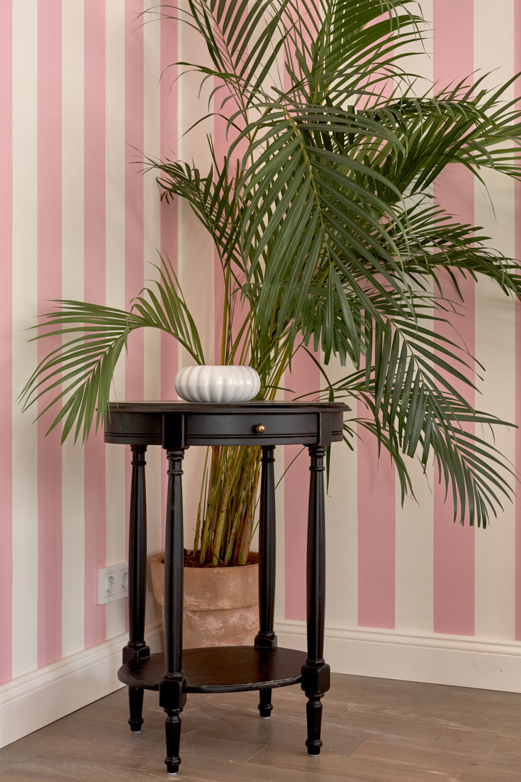 Столовая и кухня в розовую полоску