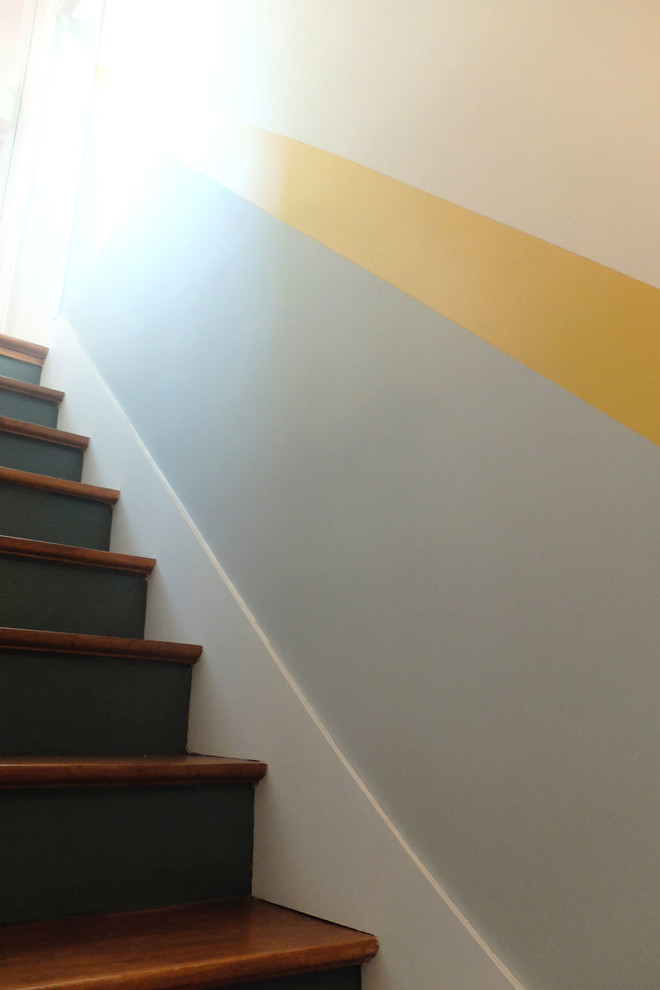 Idée de décoration pour un escalier peint vintage en L de taille moyenne avec des marches en bois.