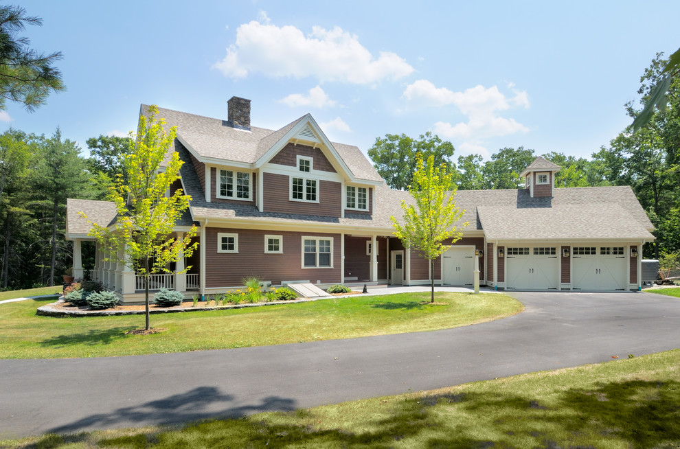 Foto della facciata di una casa beige american style a due piani con rivestimenti misti