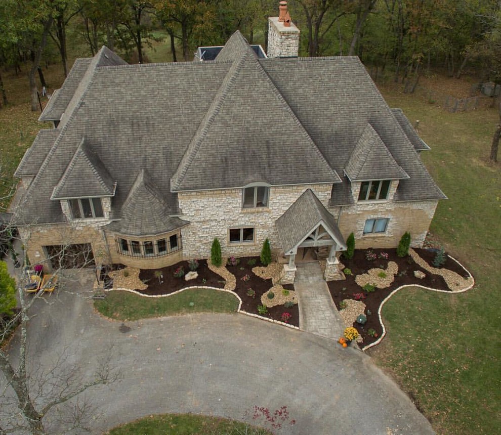 Design ideas for a large traditional landscaping.
