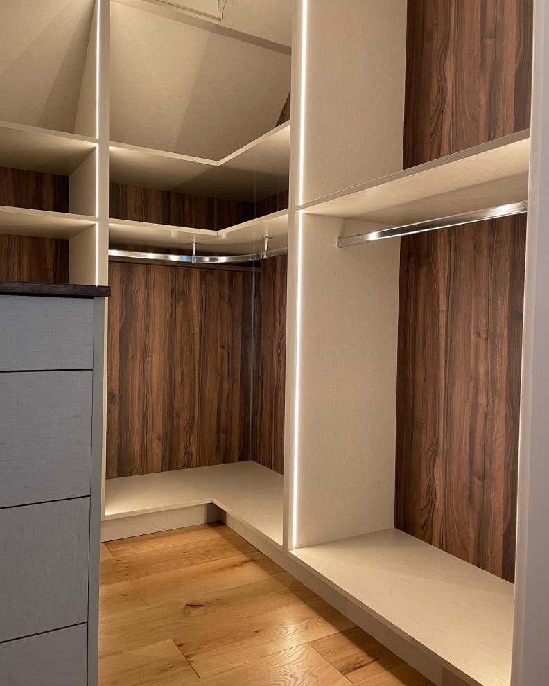 Idee per una cabina armadio unisex minimal di medie dimensioni con nessun'anta