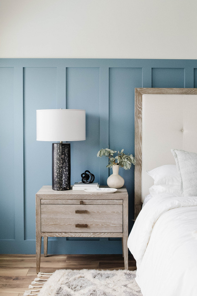 Источник вдохновения для домашнего уюта: спальня в морском стиле с синими стенами и панелями на части стены