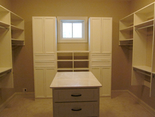 Design ideas for a traditional storage and wardrobe in Milwaukee.